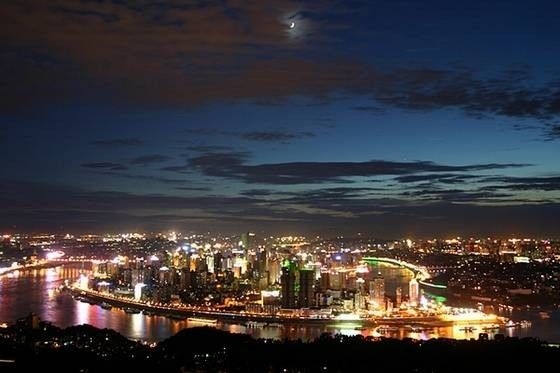 山城夜景带月.jpg