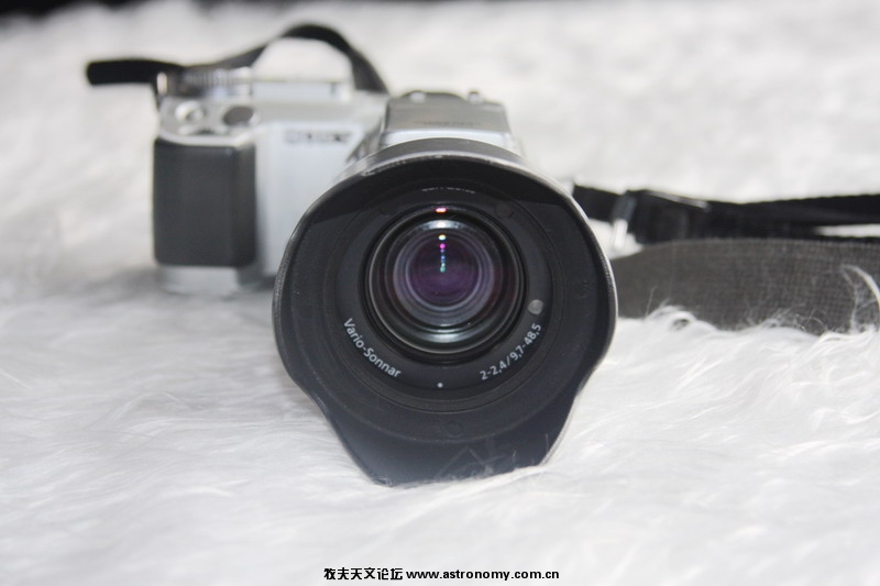 加载遮光罩的SONY F717.jpg