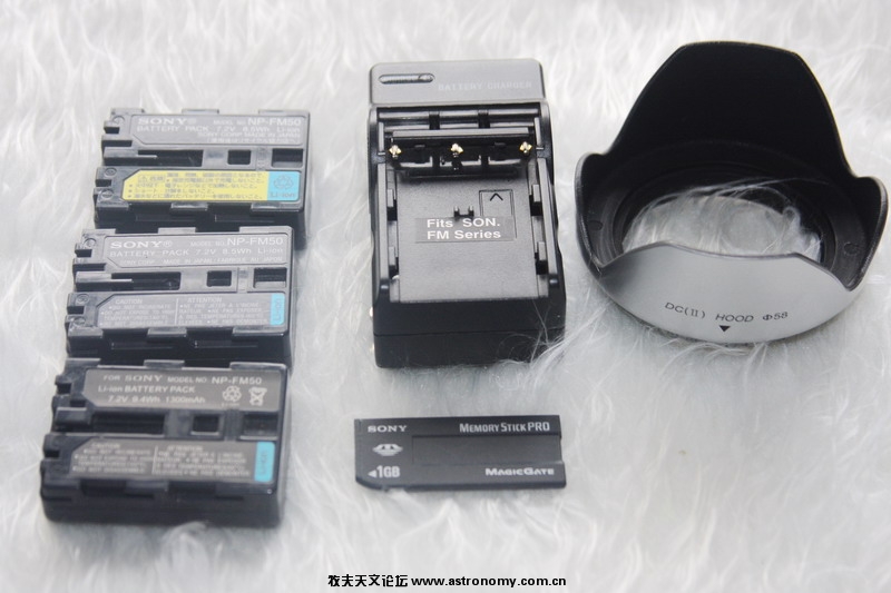 SONY F717 2块原电1块防电，原装1GB记忆棒 美侬莲花罩.jpg