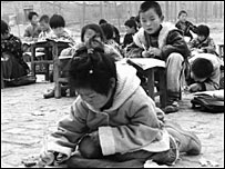 因学校交不起租金学生在露天上课（来源大河网）