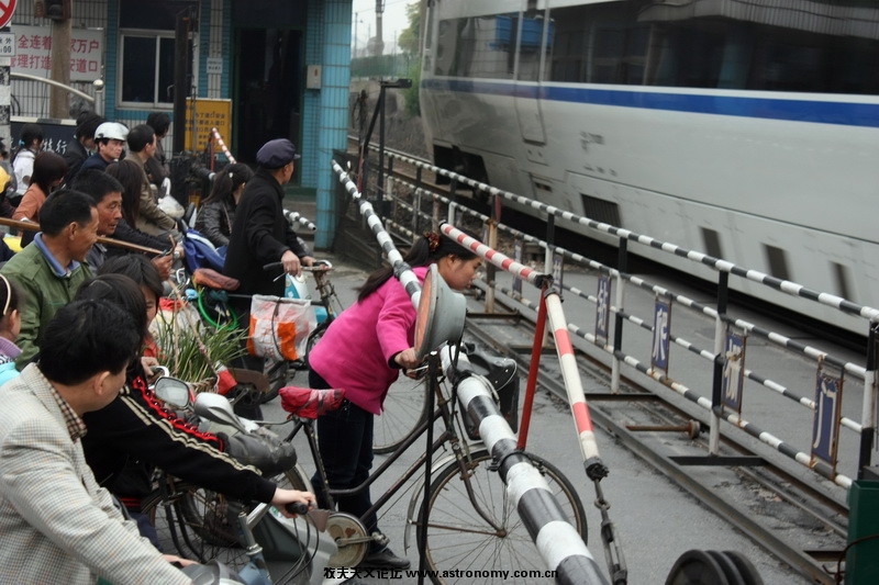 小心火车.JPG