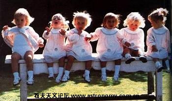 1986年，世界上唯一的同性六胞胎亮相.jpg