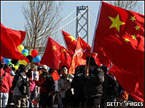 在奥运火炬传递期间中国人在美国旧金山高举国旗