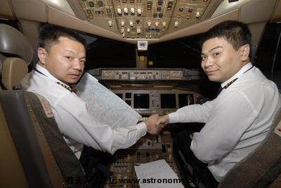 2009年5月4日晚上10点，南航包机从广州起飞。机上人员除游客之外，还将有部分我国在墨西哥的商人随机回国.  ...