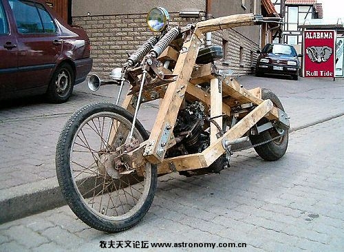 在我们村，人人都有车，比如我还有一辆典藏版的哈雷.jpg