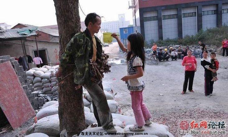 给小偷喂食的善良小妹.jpg