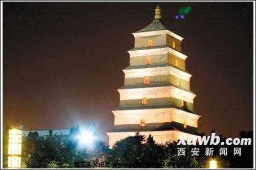 “不明飞行物”在大雁塔塔顶附近。.jpeg