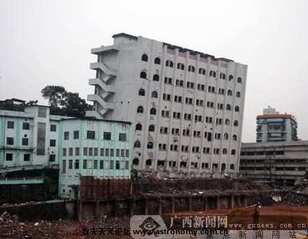 大楼经爆破后倾斜但不倒，网友送名“楼坚强”。.jpeg