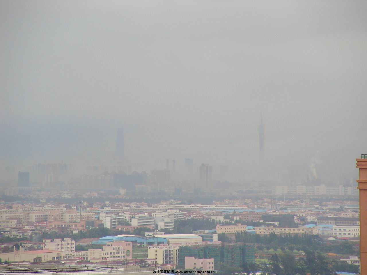 暴风雨中隐约可见的广州标志性建筑物——新电视台和西塔