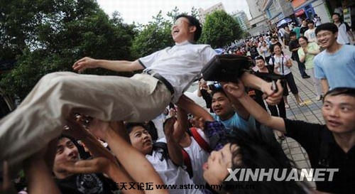 学生们将班主任举起欢庆，小偷（右下）趁机偷窃班主任手臂上的皮包