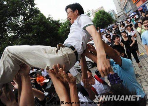 长沙市一中考点外，结束高考的考生把班主任高高举起