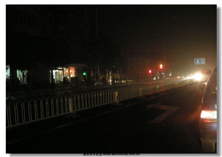6月16日13点15分，卫津路。正是平日艳阳高照的时刻，今天却黑如深夜。