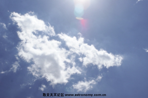 照片中画黄圈的部分即为胡老拍摄的“飞碟”.jpeg