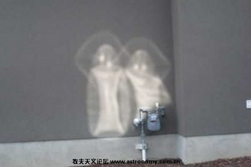 加拿大墙壁上映射出两个神秘外星人.jpeg