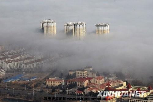 山东烟台市区出现平流雾奇观.jpeg
