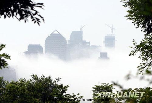 建筑被浓雾缠绕.jpeg