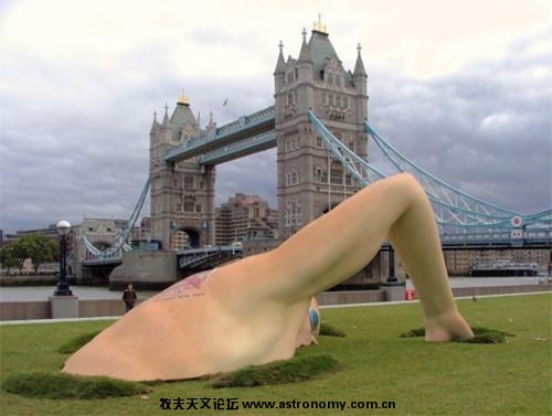 这个以前好像也介绍过，有着46英尺长，10英尺高的游泳者雕塑.jpeg