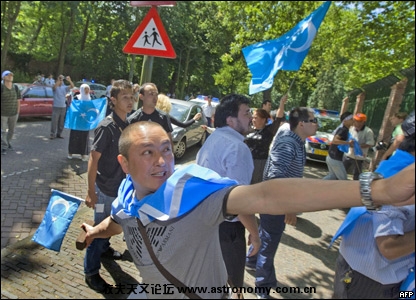 一百多名维吾尔族裔人士在中国驻荷兰使馆门前示威，有人向使馆投掷石块。  ...