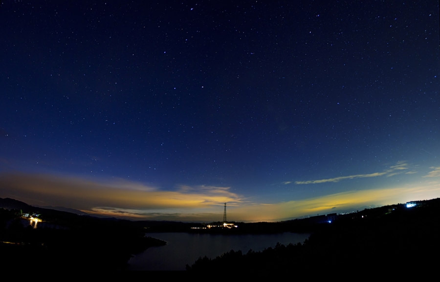 黛蓝色的夜空,珍珠般的星辰,天上美景,岂可轻易示人?