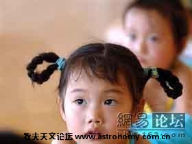 安徽合肥一个幼儿园中儿童正在练习舞蹈。