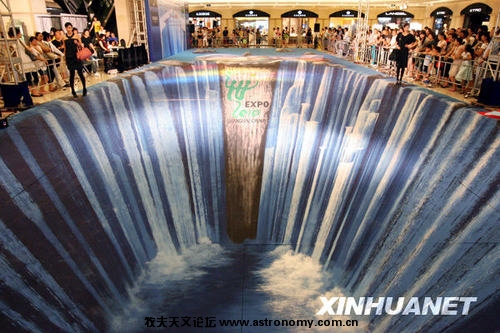 8月5日，两位模特在巨幅3D立体画上走秀.jpg