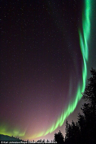悬挂在夜空中的绿色极光.jpg