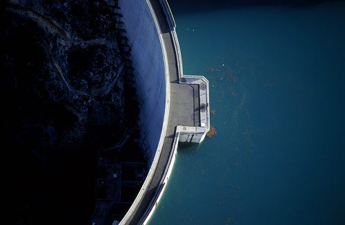 法国普罗斯旺圣克罗伊湖水电站。.jpg