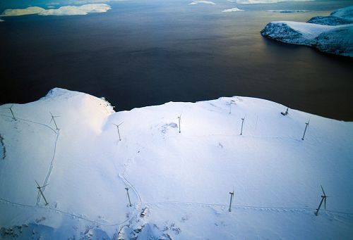 挪威北部被白雪覆盖的风力农场.jpg