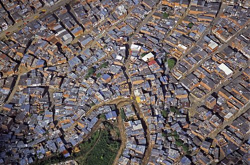 鸟瞰哥伦比亚麦德林市的棚屋区.jpg