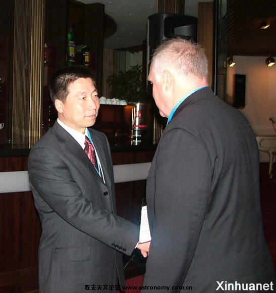 10月5日，在捷克首都布拉格，中国首位航天员杨利伟（左）与世界航天员大会的一名组织者握手。 ...