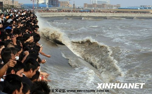 10月6日，在杭州七格观潮点，数万人现场感受奔腾的钱江潮