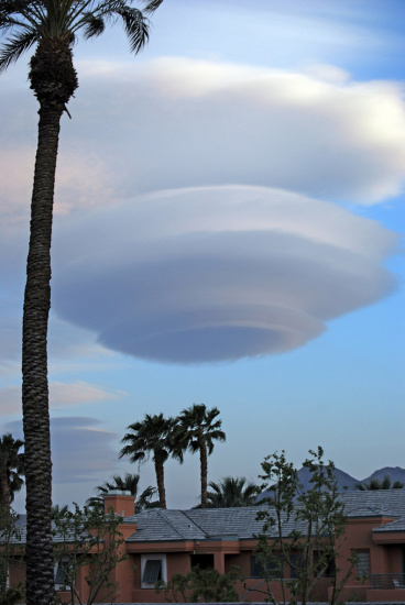 荚状云通常由引力波形成，有时被误认为不明飞行物.jpg