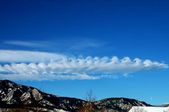 这些疯狂的云朵被称之为“开尔文-赫姆霍兹波浪”.jpg