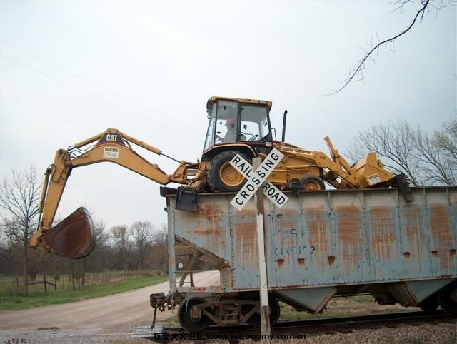 46_3funny_excavator_that_can_climb_trains.jpg