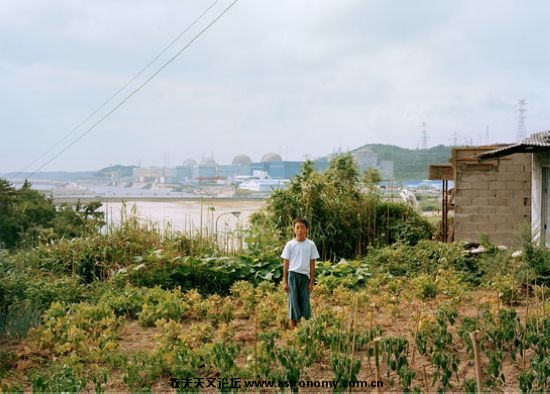 一个俯瞰海滩的山村，照片的背景是坐落在Pu Ku-ri的核电厂，2007年摄于韩国的Ul Jin-kun ...