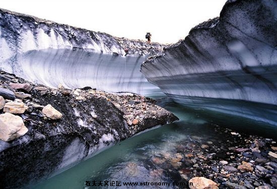 受海水侵蚀、正在移位的保特罗冰川（Baltoro Glacier），2000年摄于巴基斯坦的巴里斯坦（Balistan） ...
