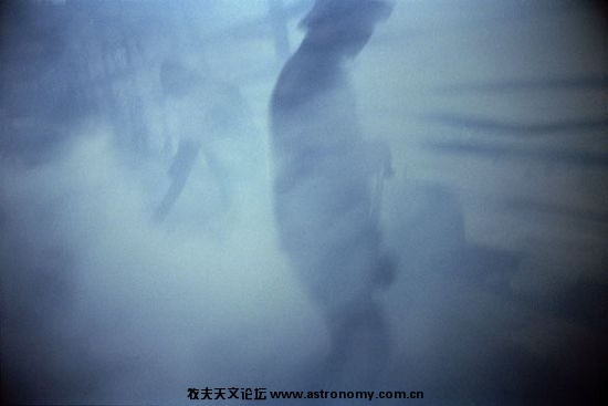 一家焦化厂内被废气包裹的工人，2007年摄于中国辽宁省本溪市。