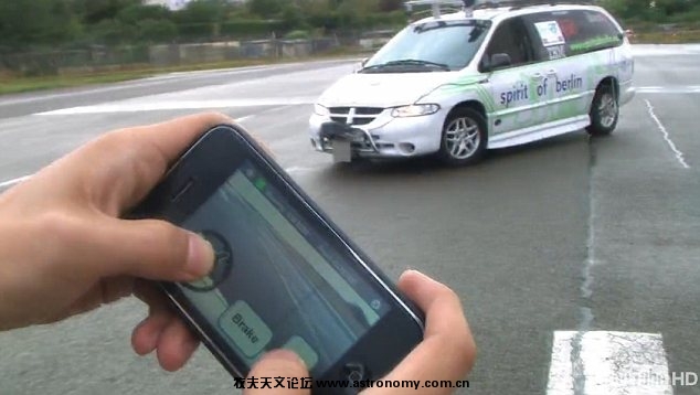iPhone的应用程序有一个方向盘，刹车和加速踏板，它连接到汽车.jpg