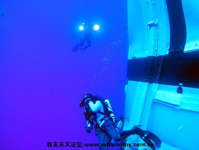 由于一个降落伞出现问题，用于“战神I-X”火箭试射中的助推火箭在坠入大西洋后出现很大凹陷 ...