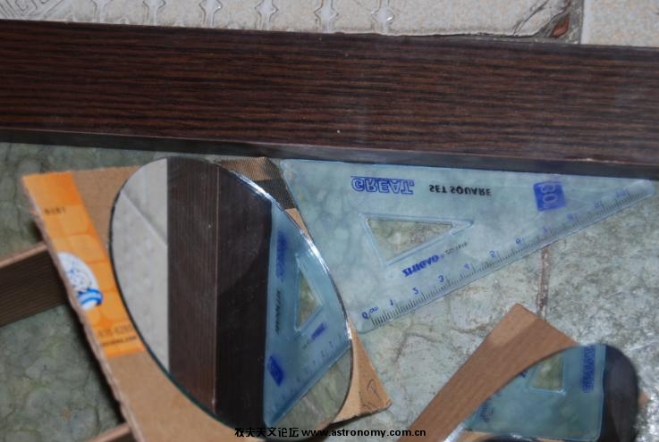 平面镜与主镜平面的关系，那根木条是与主镜光束垂直的