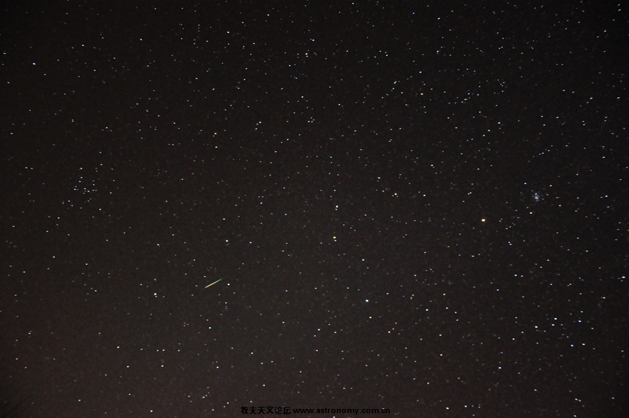 很亮的群内流星，颜色很漂亮！……旁边还有鬼星团