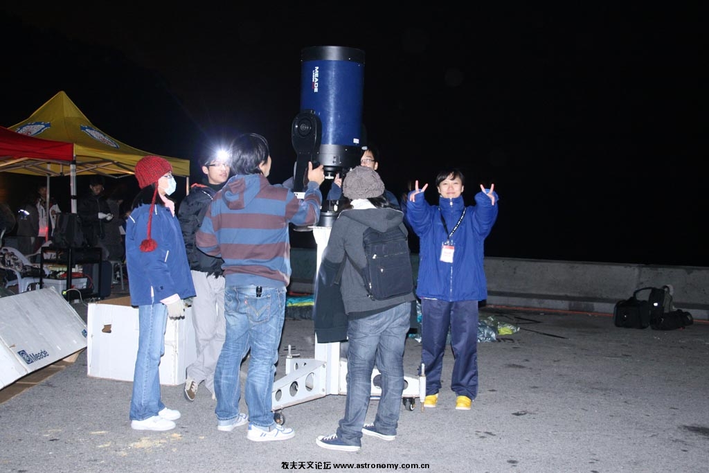 工作人员正在架起M14。这望远镜是预备在好天时搞路边天文。