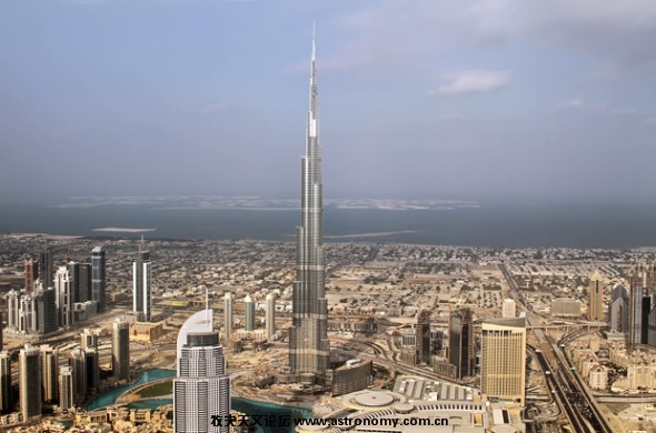 世界上最高的人造建筑物——“迪拜塔”(高度达818米，楼层数量超过160层)，已经快要建造完毕。 ... ... ...