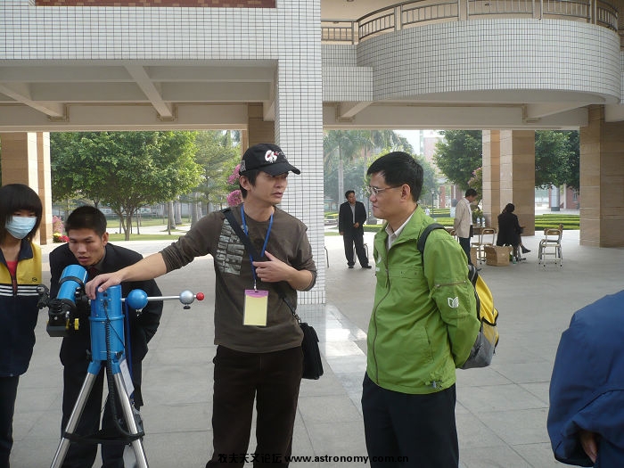 本人在给广州电台的记者讲解望远镜