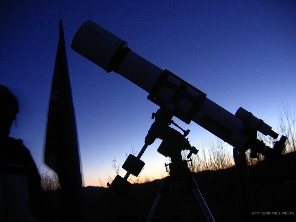 晨光中的望远镜.jpg