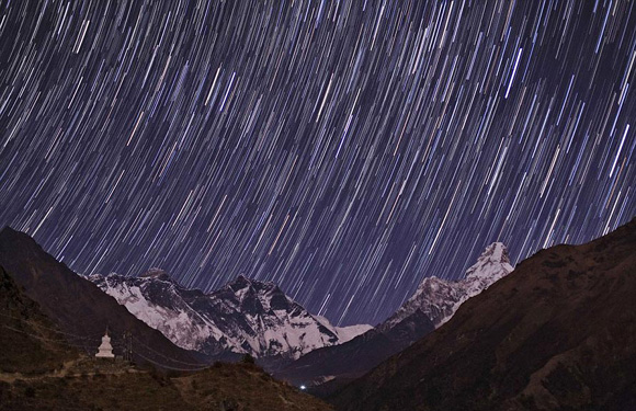 耀眼的光芒：一个扩展曝光拍摄拍出了尼泊尔夜空中移动的星星，好像在下流星雨，这里是尼泊尔通往喜马拉雅山 ...