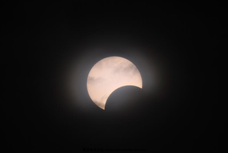 云中日食（快门速度1/100 秒，ISO感光度100，拍摄时间2010:01:15 16:16:04）