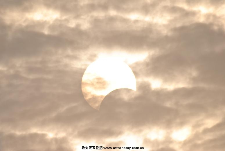 云中日食（未用巴德膜，快门速度1/1250 秒，ISO感光度100，拍摄时间2010:01:15 16:13:38） ... ... ...