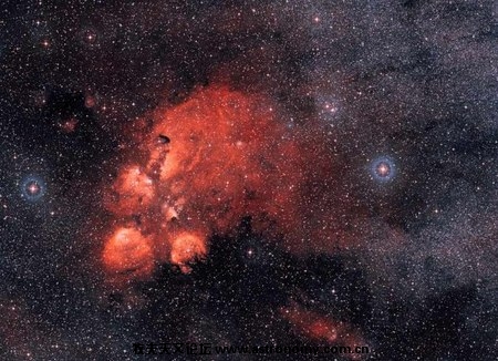 猫爪星云，又被称为NGC 6334星系，位于距离天蝎座5500光年的正前方
