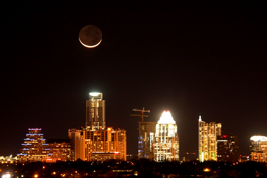 sam-cole-Austin-Moon-set-2.7-crescent-over-austin-skyline-Feb-15th-2010-c_1266291766.jpg